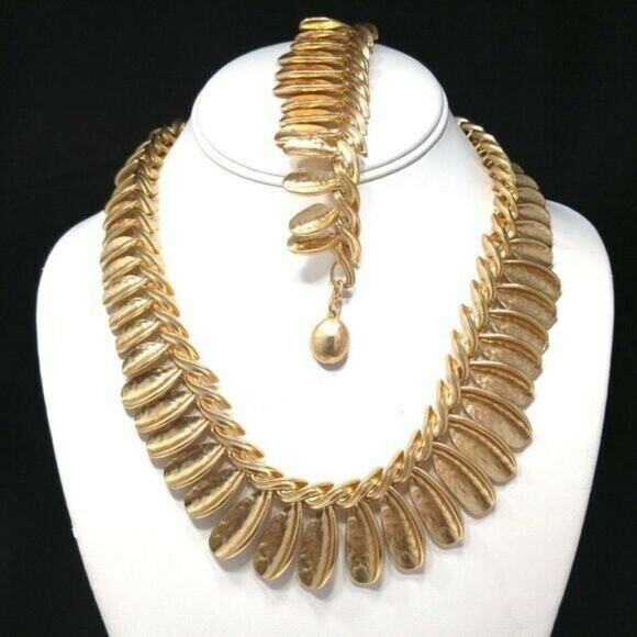 Chico's Gold Tone Hammered Leaves Feathers Necklace Bracelet Set, 20 In 7 1/2 In - Picture 3 of 10